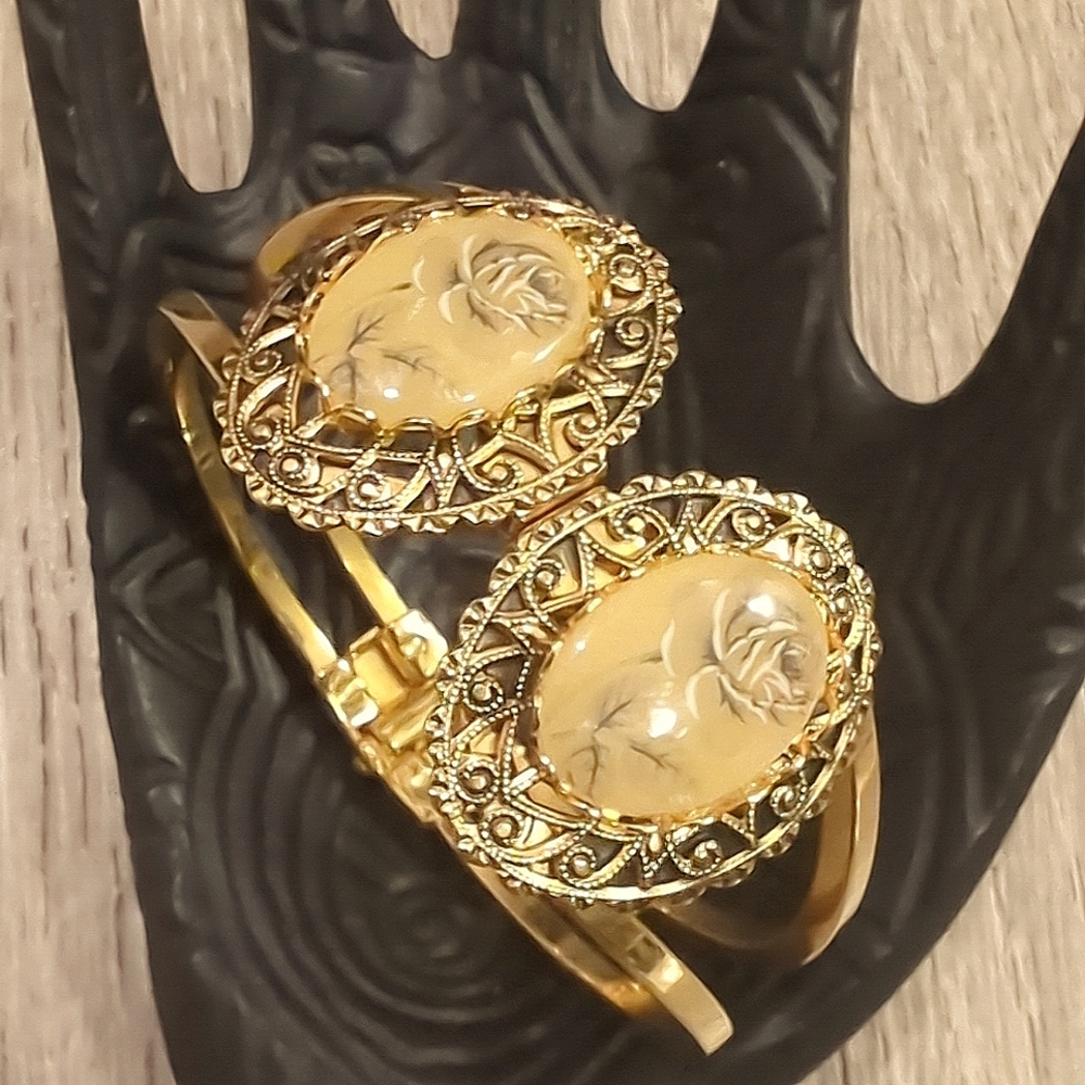 Vintage Floral Filigree Gold Clamper